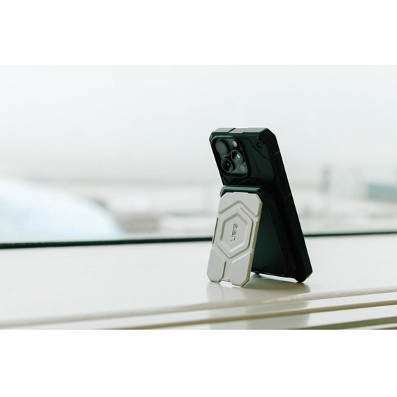 Magnetyczny portfel Urban Armor Gear do iPhone – srebrny, kompatybilny z MagSafe