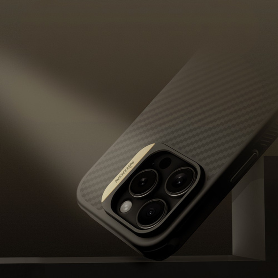 Etui do iPhone 16 Pro, pancerne Nillkin, Carbon Fiber, do Magsafe, złote