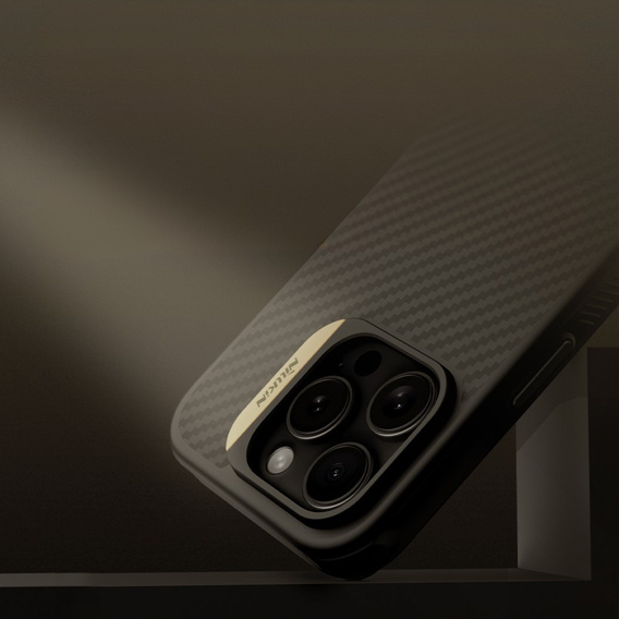 Etui do iPhone 16 Pro Max, pancerne Nillkin, Carbon Fiber, do Magsafe, złote